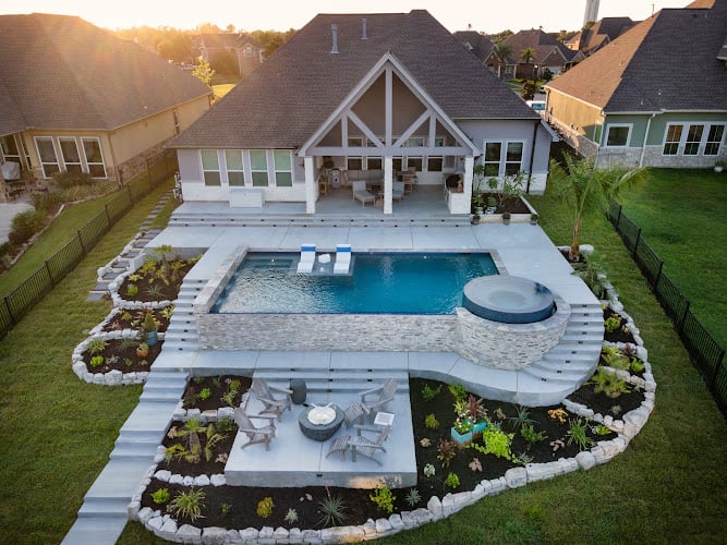 Contractor Avree Custom Pools in Dickinson TX