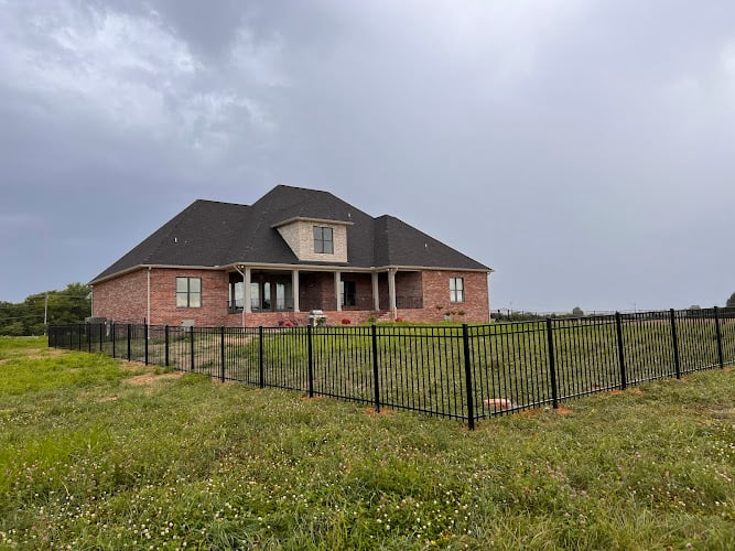 Contractor Diversified Fencing Plus, LLC in Bowling Green KY