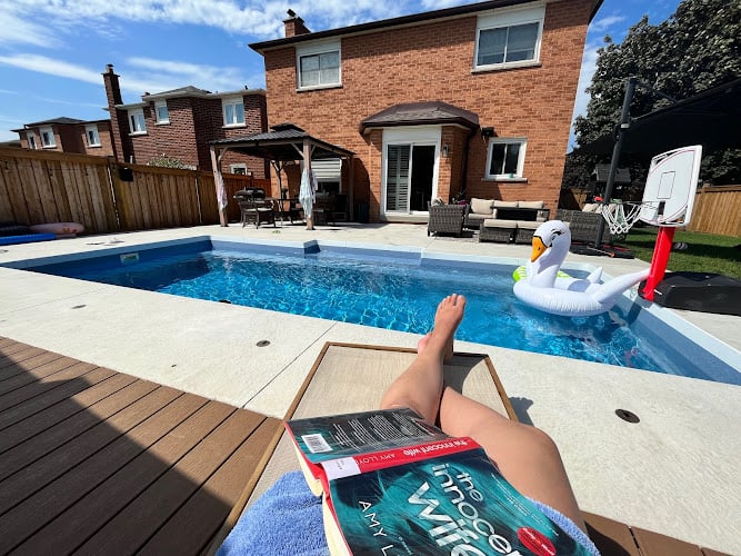 Contractor Canadian Fiberglass Pools in Uxbridge ON